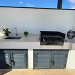 Serenity Sky Views Penthouse 丰希罗拉