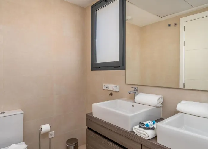 Serenity Sky Views Penthouse Apartment *