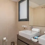 Serenity Sky Views Penthouse Apartment *